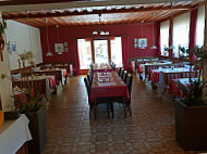 Pizzeria-Gasthof International inside