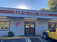 -b-que Wagon outside