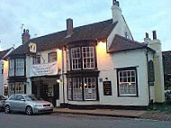 The Queens Head outside