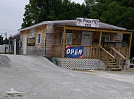 Ms. Piggy Pig's Bbq outside