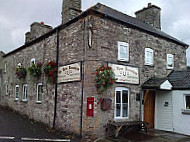 The Three Horseshoes outside