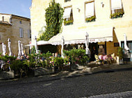 Restaurant le Medieval a St Emilion outside