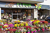 L Effet Fleur outside