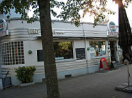 Doris Diner Inh. Tarlochan Kumar outside