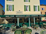 Bistro Pastis inside