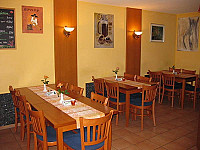 L` Isola Pizza e Pasta inside