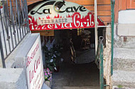 La Cave inside