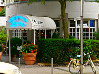 La Vita outside