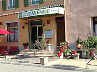 L'avenue inside