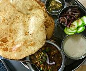 Guneet's Indian In Melton food