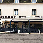 Le Richebourg outside