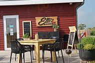 Elli's Snackeria inside