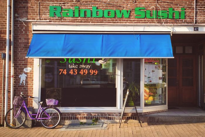 Rainbow Sushi Udenfor