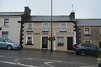 Big Tree Pub Quiet Man outside