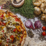 Stefanos Pizzabar Ouroegade Mad