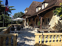 Vezere Lodge outside