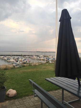 Gyldendal Havn Cafe Og Udenfor