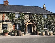 The Queens Head outside