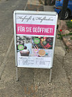 Gemusekiste Und Kaffeekanne outside