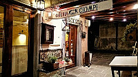 L'osteria inside