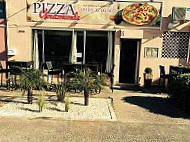 Pizza Gourmande outside