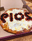 Me-n-ed's Pizza Parlor food