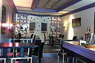 CafÉ De La Ville inside