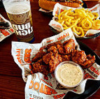 HOOTERS food