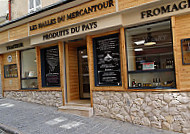 Aux Halles Du Mercantour outside