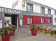 Le Robinson outside