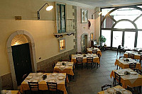 Pizzeria Da Cucchiarone inside