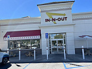 In-n-out Burger outside