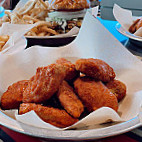 HOOTERS food