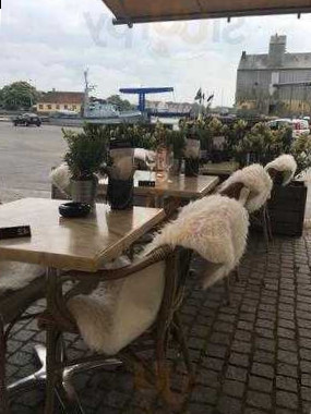 Jenners Dockside Udenfor