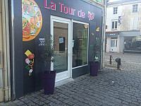 La Tour De Pizz' outside