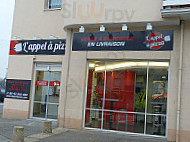 L'Appel a Pizza outside