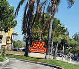 Wienerschnitzel outside