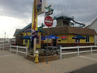 Farr's Famous Chicken outside