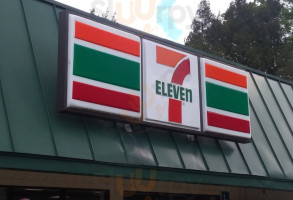 7-eleven outside