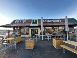 Mcdonald's Kalmar Giraffen outside