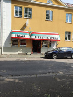 Pizzeria Italia outside