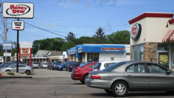 Honey Dew Donuts outside