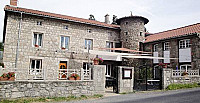 Auberge De La Sapiniere outside