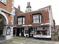 Simon the Pieman outside