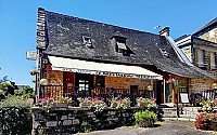 Le Relais Lissacois outside