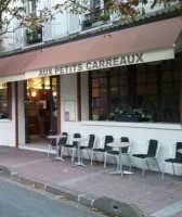 Aux Petits Carreaux outside