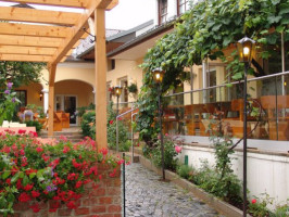 Weingut und Buschenschank Familie Josef & Petra Holledauer outside