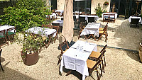 La Table Du Clos Des Sureaux inside