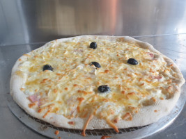 Toli Pizza food