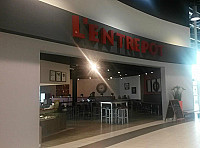 L'entrepot outside